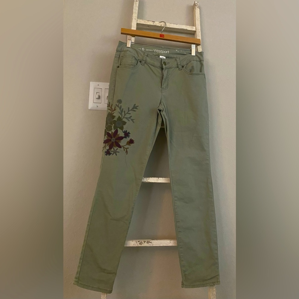 Like New Westport Olive Color Skinny Jeans with Floral Detail 🫒❕🌼